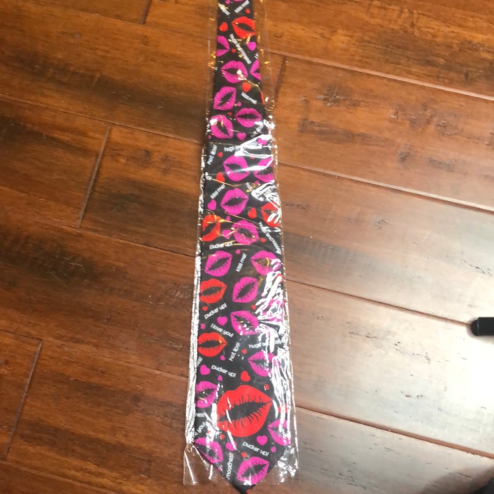 Brand new lips tie